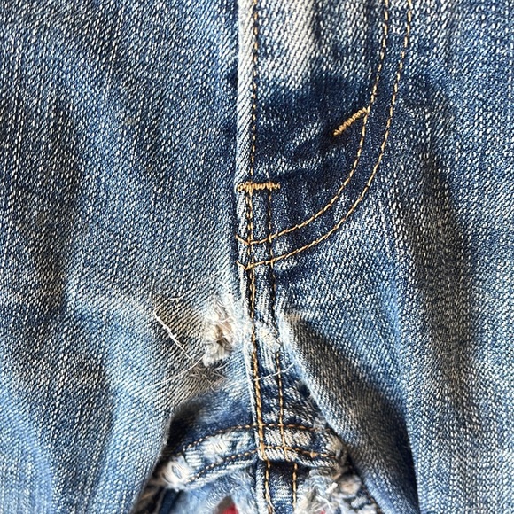 Distressed medium wash Levi’s 514, 34 waist, 32 inseam - Picture 5 of 10